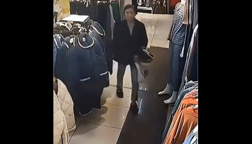 ¡Insolito! China: Mujer cae en un enorme socavón dentro de una tienda (VIDEO)