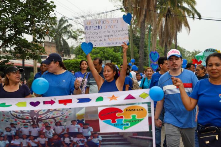 Ayuntamiento de Tapachula y SDIF, realizan  Caminata Azul “Más amor y más empatía”