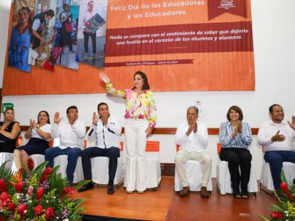 Asiste ayuntamiento a celebración del Día de las Educadoras y Educadores en Tapachula