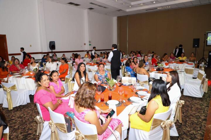 Asiste ayuntamiento a celebración del Día de las Educadoras y Educadores en Tapachula