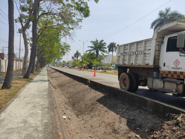 Ayuntamiento de Tapachula inicia desazolve de cunetas y limpieza de áreas verdes