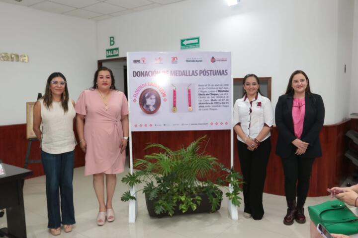 Recibe IEPC Donación de Medallas Póstumas de la Colectiva “Florinda Lazos León"
