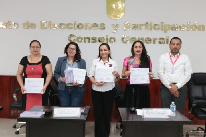Recibe IEPC Donación de Medallas Póstumas de la Colectiva “Florinda Lazos León"
