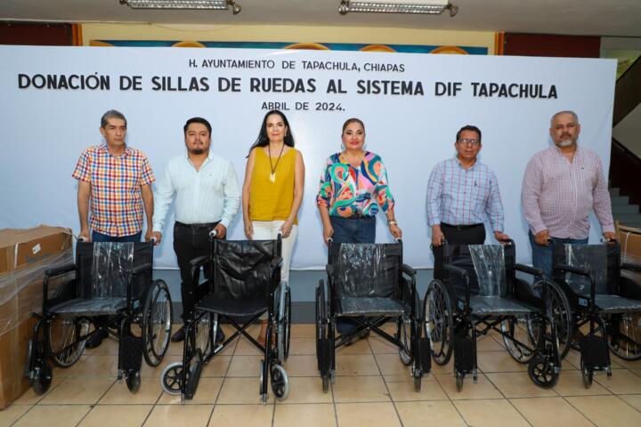 Ayuntamiento atestigua donación de sillas de ruedas al SDIF Tapachula