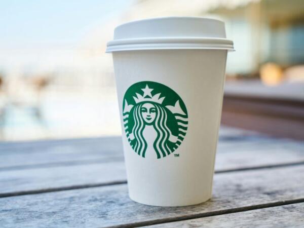 Starbucks regalará vasos reutilizables por el Día de la Tierra