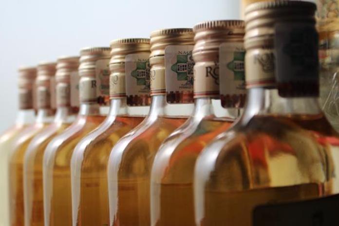 Bebidas adulteradas proliferan en México, así puedes identificarlas
