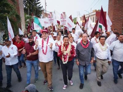 Carlos Molina y Antonio Santos acompañan a Jorge Lara en el efusivo y multitudinario arranque de su campaña