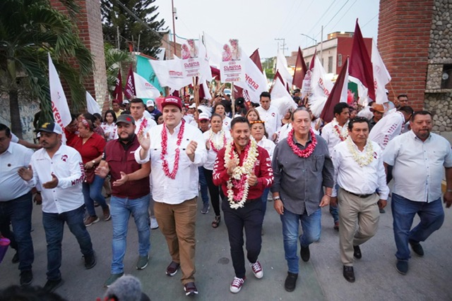Carlos Molina y Antonio Santos acompañan a Jorge Lara en el efusivo y multitudinario arranque de su campaña