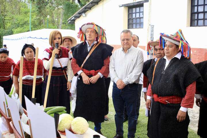 Desde SCLC, Rutilio Escandón inicia entrega de proyectos para huertos escolares y producción de traspatio