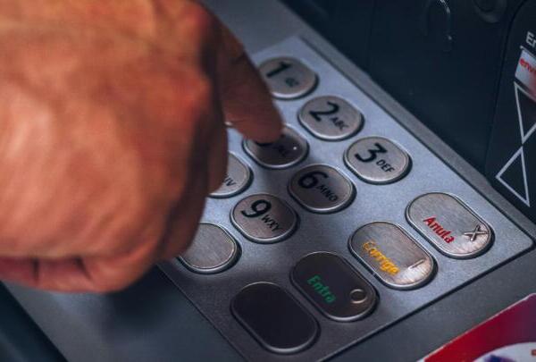 Alerta CONDUSEF a adultos mayores sobre la estafa del "Tallado de Tarjeta" en cajeros automáticos