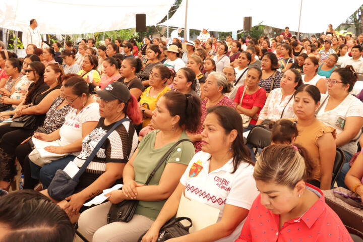 Rutilio Escandón entrega recursos del servicio financiero “Semillas de Autonomía” a mujeres