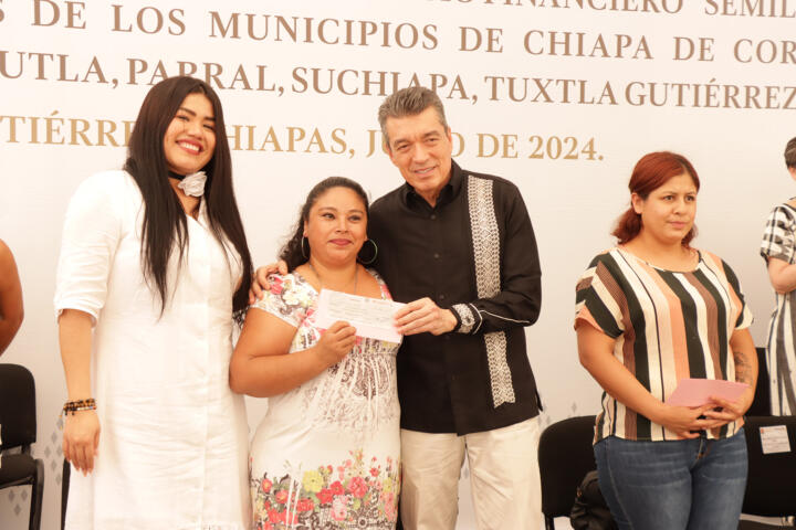 Rutilio Escandón entrega recursos del servicio financiero “Semillas de Autonomía” a mujeres