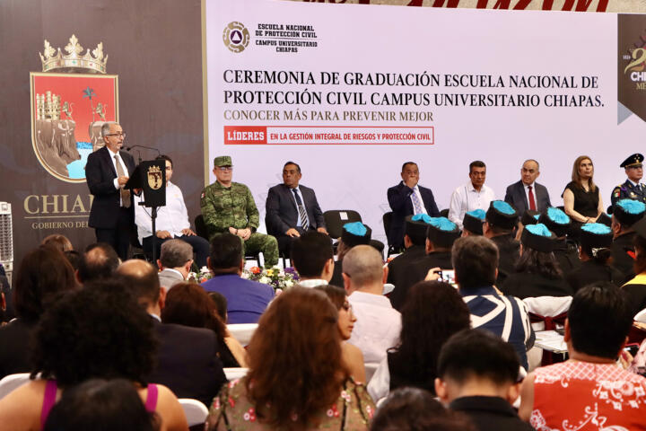 Asiste Rutilio Escandón a ceremonia de graduación de la Escuela Nacional de Protección Civil, Campus Universitario Chiapas