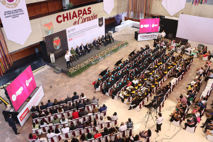 Asiste Rutilio Escandón a ceremonia de graduación de la Escuela Nacional de Protección Civil, Campus Universitario Chiapas