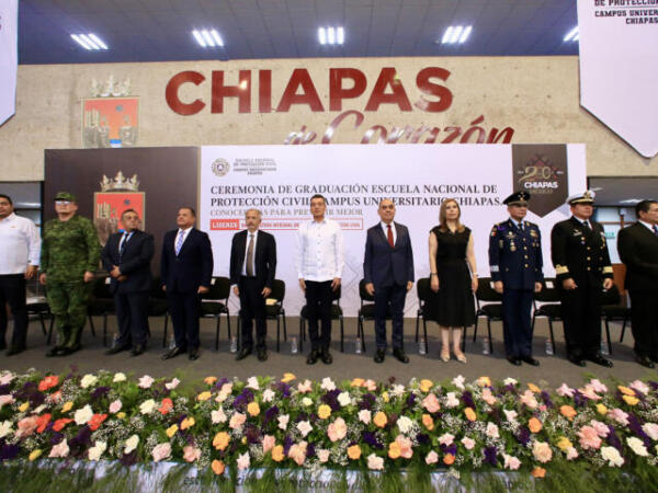 Asiste Rutilio Escandón a ceremonia de graduación de la Escuela Nacional de Protección Civil, Campus Universitario Chiapas