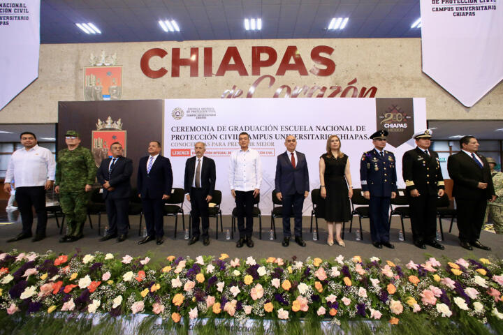 Asiste Rutilio Escandón a ceremonia de graduación de la Escuela Nacional de Protección Civil, Campus Universitario Chiapas