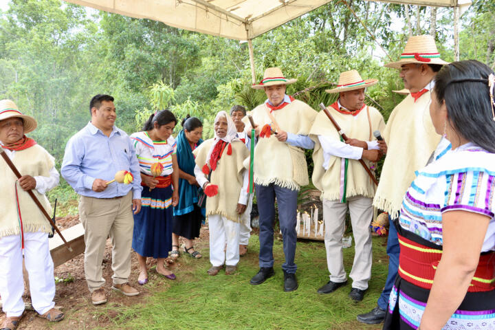 Entrega Rutilio Escandón camino Chanal-La Mendoza que unirá a comunidades indígenas