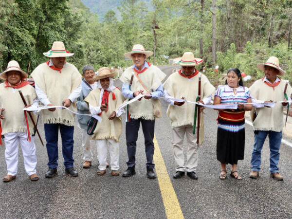 Entrega Rutilio Escandón camino Chanal-La Mendoza que unirá a comunidades indígenas