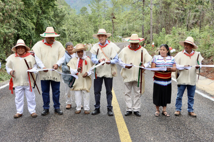 Entrega Rutilio Escandón camino Chanal-La Mendoza que unirá a comunidades indígenas