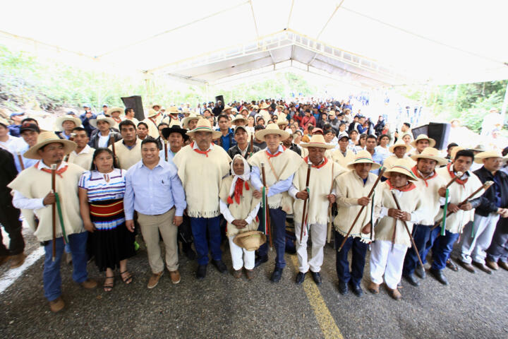 Entrega Rutilio Escandón camino Chanal-La Mendoza que unirá a comunidades indígenas