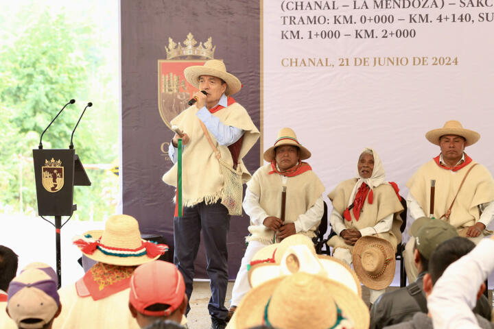 Entrega Rutilio Escandón camino Chanal-La Mendoza que unirá a comunidades indígenas