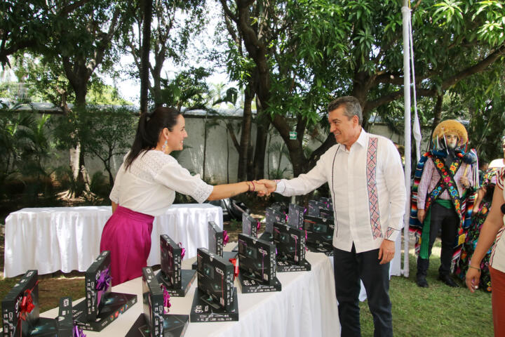 Entrega Rutilio Escandón apoyos de programas “Escuela con Valores” y “Recuperación de Espacios Públicos”