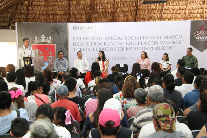 Entrega Rutilio Escandón apoyos de programas “Escuela con Valores” y “Recuperación de Espacios Públicos”