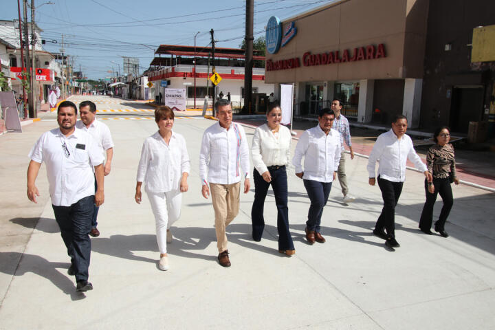 Inaugura Rutilio Escandón la pavimentación con concreto hidráulico de la calle 8ª Oriente, de Tapachula