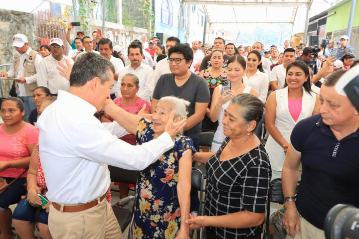 En Pichucalco, Rutilio Escandón inaugura la pavimentación de la calle principal