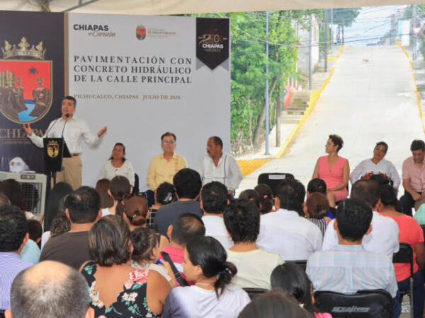 En Pichucalco, Rutilio Escandón inaugura la pavimentación de la calle principal