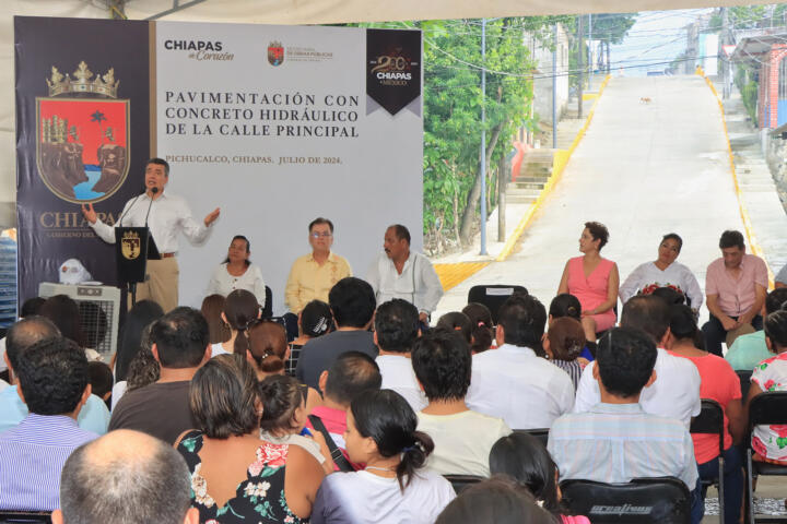 En Pichucalco, Rutilio Escandón inaugura la pavimentación de la calle principal