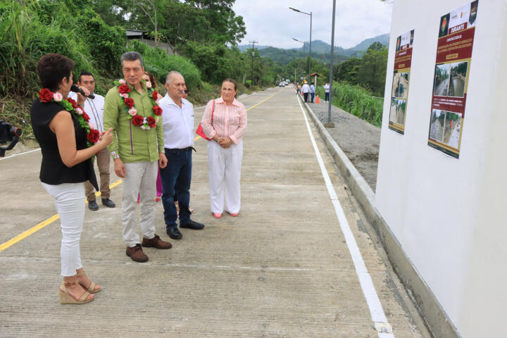 Inaugura Rutilio Escandón pavimentación con concreto hidráulico de vialidad en Ixtacomitán