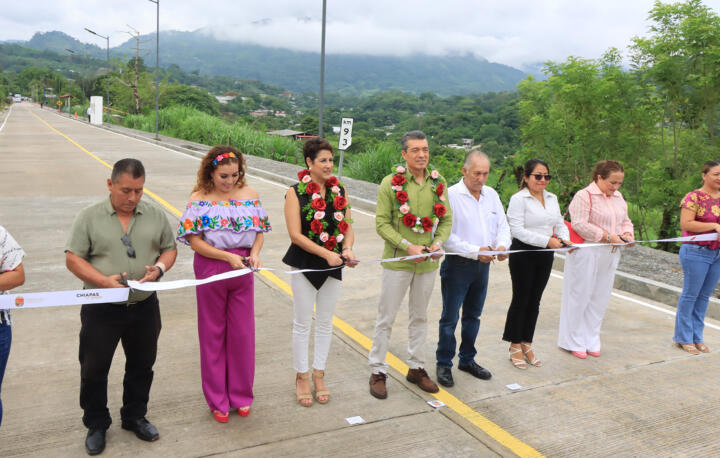 Inaugura Rutilio Escandón pavimentación con concreto hidráulico de vialidad en Ixtacomitán