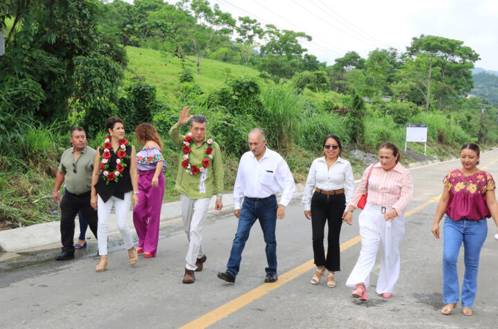 Inaugura Rutilio Escandón pavimentación con concreto hidráulico de vialidad en Ixtacomitán