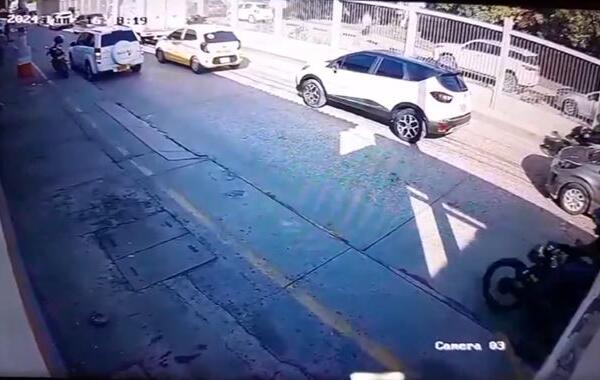Persiguió a ladrones hasta arrollarlos (VIDEO)