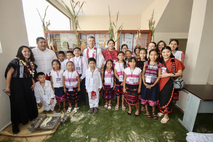 Rutilio Escandón y Alejandra Frausto reciben a niñas, niños y jóvenes de los Semilleros Creativos de Chiapas