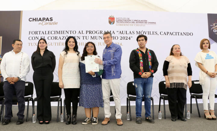 Rutilio Escandón entrega tres aulas móviles al Instituto de Capacitación y Vinculación Tecnológica de Chiapas