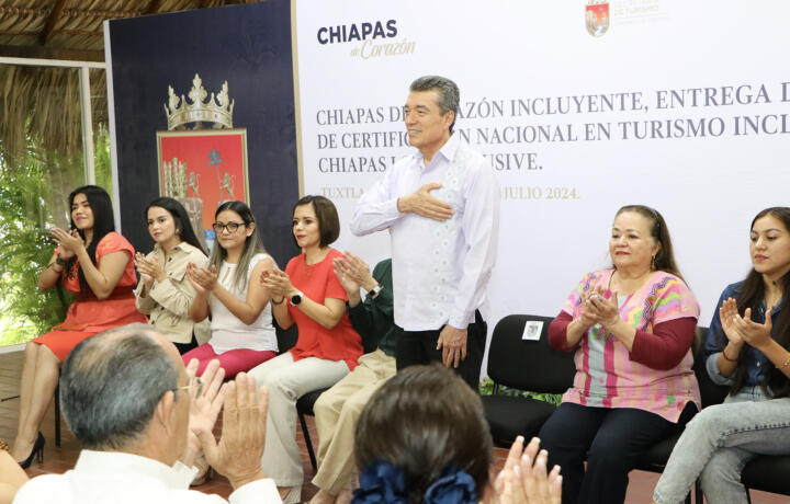 Entrega Rutilio Escandón distintivos Turismo Incluyente y Chiapas Love Inclusive a prestadores de servicios turísticos