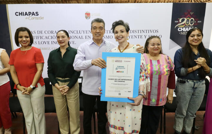 Entrega Rutilio Escandón distintivos Turismo Incluyente y Chiapas Love Inclusive a prestadores de servicios turísticos