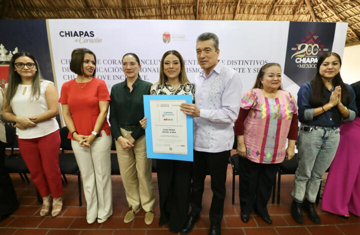 Entrega Rutilio Escandón distintivos Turismo Incluyente y Chiapas Love Inclusive a prestadores de servicios turísticos