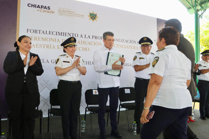 Rutilio Escandón felicita a egresados de la licenciatura y maestrías del Instituto de Formación Policial