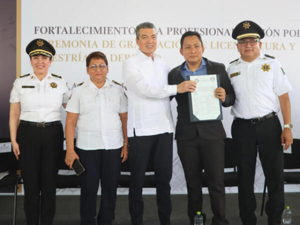 Rutilio Escandón felicita a egresados de la licenciatura y maestrías del Instituto de Formación Policial