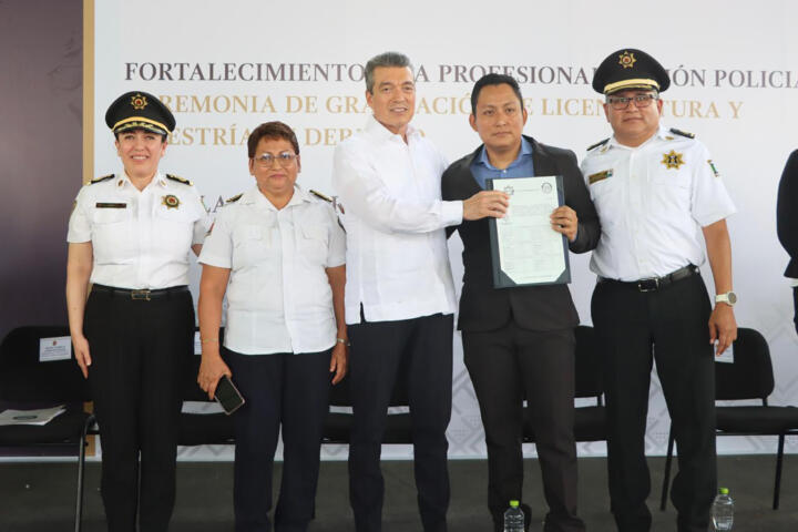 Rutilio Escandón felicita a egresados de la licenciatura y maestrías del Instituto de Formación Policial