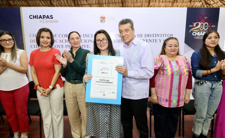 Entrega Rutilio Escandón distintivos Turismo Incluyente y Chiapas Love Inclusive a prestadores de servicios turísticos