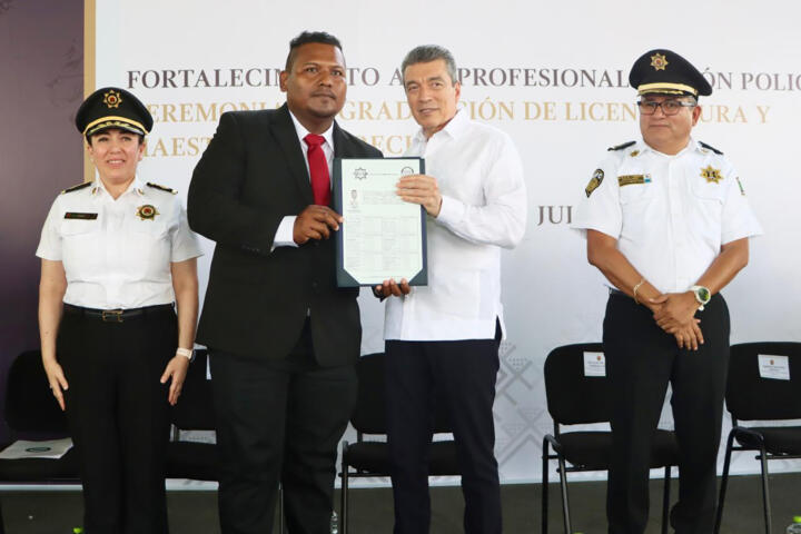 Rutilio Escandón felicita a egresados de la licenciatura y maestrías del Instituto de Formación Policial