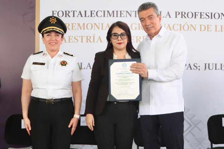 Rutilio Escandón felicita a egresados de la licenciatura y maestrías del Instituto de Formación Policial