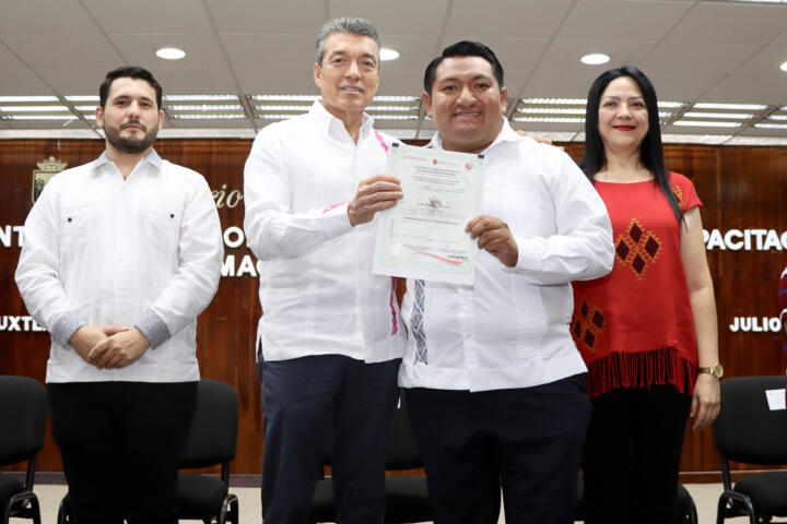 Entrega Rutilio Escandón constancias del curso “Formación en Cultura Política” a 977 jóvenes de Chiapas