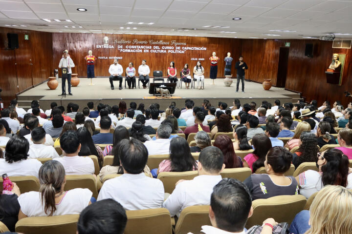 Entrega Rutilio Escandón constancias del curso “Formación en Cultura Política” a 977 jóvenes de Chiapas