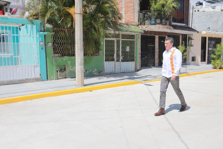 En Tuxtla, Rutilio Escandón inaugura pavimentación del Circuito las Casas Norte de la colonia La Misión