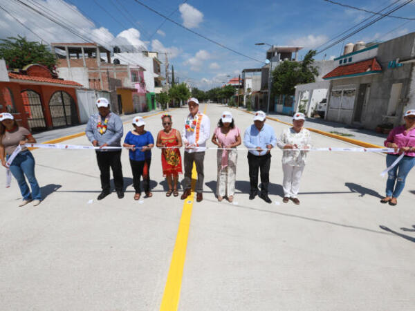 En Tuxtla, Rutilio Escandón inaugura pavimentación del Circuito las Casas Norte de la colonia La Misión